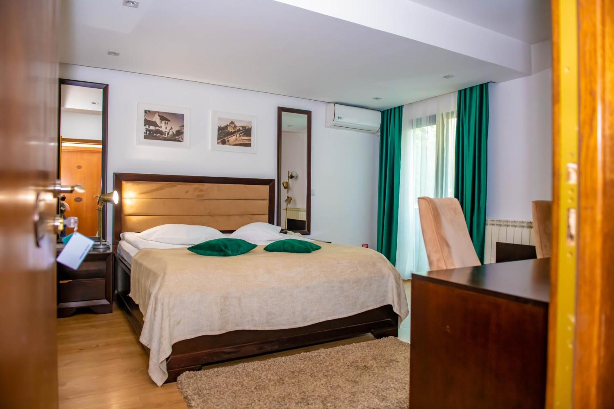 Hotel Thr Center Curtea De Arges Exterior photo
