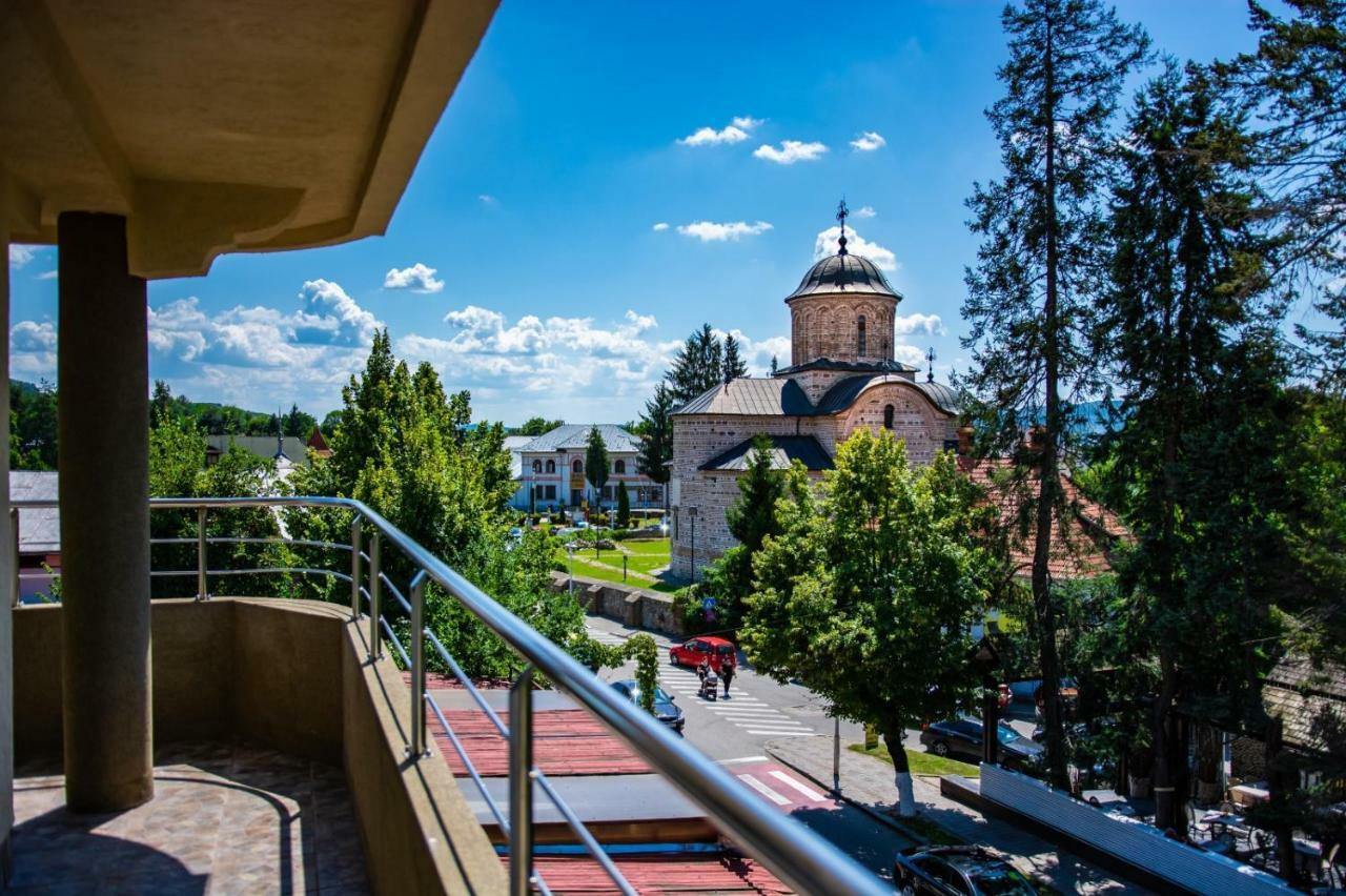 Hotel Thr Center Curtea De Arges Exterior photo